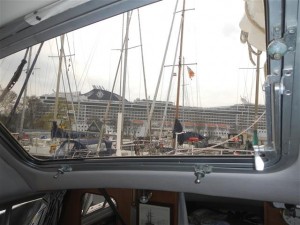 An unserem Wohnzimmer fährt ein Kreuzfahhrtschiff vorbei!