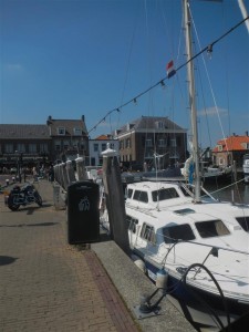 In Willemstad. Wir sind wieder direkt an einer Kirche, die hier sehr gerne nicht nur einfach zur vollen Stunde schlagen, sondern ganze Melodien spielen!