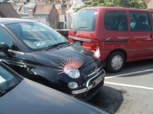 Ob das Auto wohl einem Mann oder einer Frau gehört?!