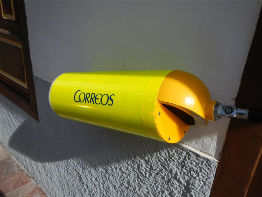 Eine ausgemusterte Tauchflasche wird bei einer Tauchschule auf La Gomera als Briefkasten verwendet!