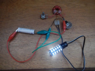 Joule Thief. Die 12 Volt LED für die Schiffsbeleuchtung kann mit nur einer einzigen 1.2 Volt Batterie betrieben werden.