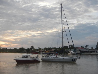 Die holländische Yacht wird abgeschleppt und wieder an die Mooring gelegt.