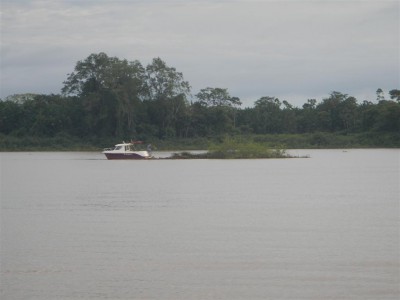 Die Betreiber des Bojenfelds schleppen die Insel weg, die die holländische Yacht von ihrer Mooring losgerissen hatte.