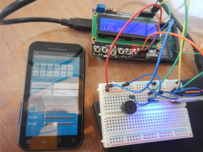 Sabine hat neue Teile für den Arduino mitgebracht. Nun kann er über Bluetooth mit dem Handy ferngesteuert werden. Tolle Sache, mal schauen, was man damit alles so basteln kann.