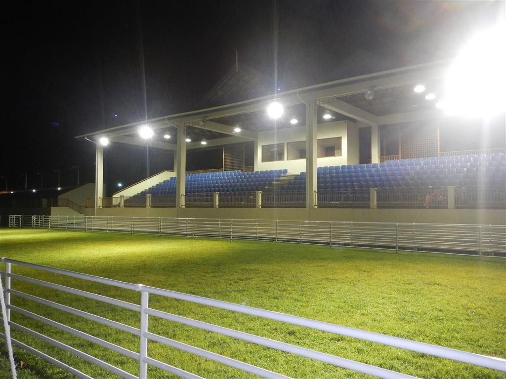 Einmal im Jahr findet auf Tobago ein Ziegenrennen statt und dafür hat man dieses stattliche Stadion gebaut.