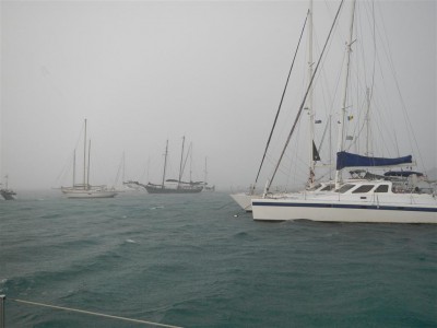 Morgens um 6 in Canouan, über 30 kt Wind und sehr viel Regen