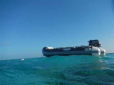 Wir machen das Dingi in den Tobago Cays an einer Mooring fest und gehen schnorcheln.