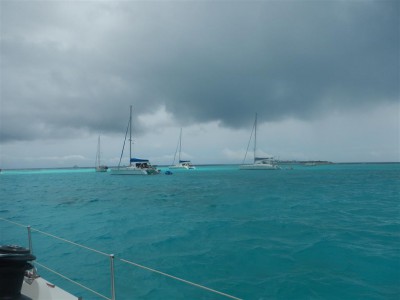 Eine dicke Regenwolke zieht über die Tobago Cays