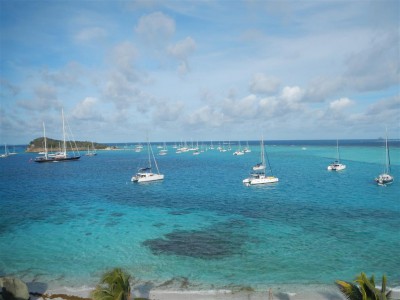 Blick über den Ankerplatz in den Tobago Cays, Blue Felix ist mittendrin