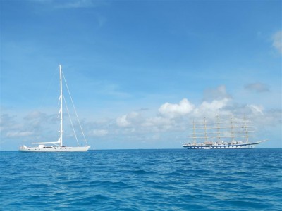 Rechts im Bild sieht man die Royal Clipper, das momentan größte Segelschiff der Welt. Links im Bild eine ca. 40 m lange Privatyacht. 