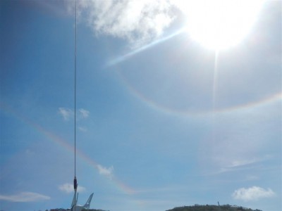 So ein Phänomen haben wir bisher noch nie gesehen, ein kompletter, regenbogenartiger Ring ist um die Sonne sichtbar, außerdem noch ein "normaler" Regenbogen an Land. Recherchen bei Wikipedia ergaben, dass es sich hierbei wohl um einen 22°-Ring handelt.