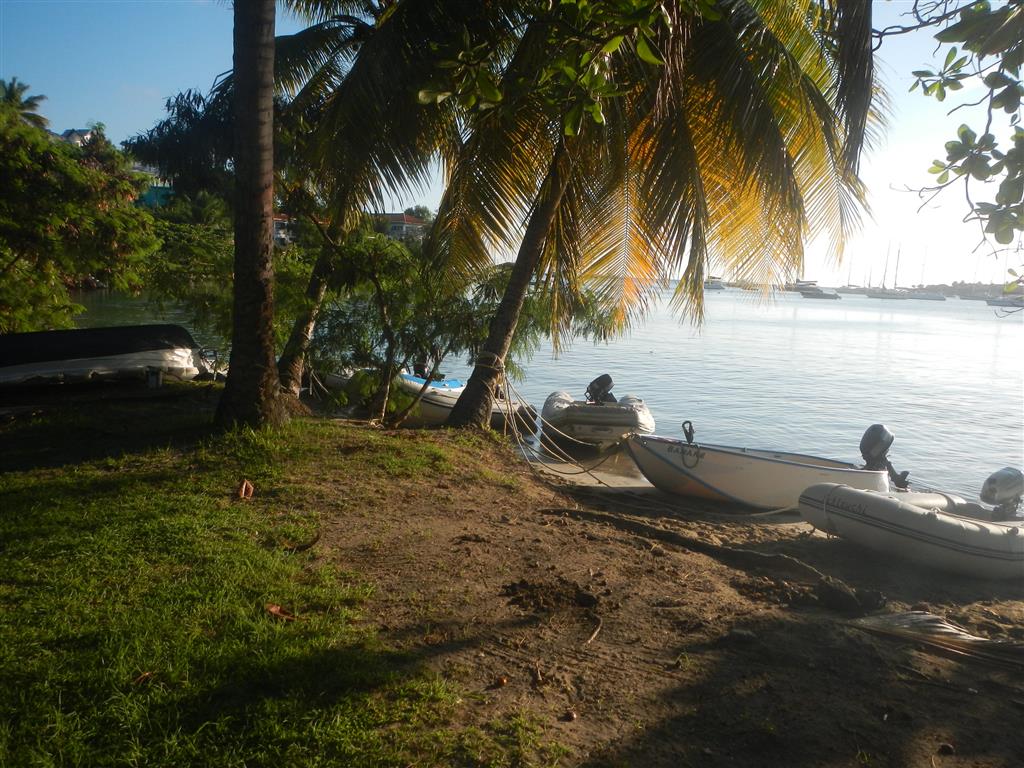 Dingi-Parkplatz am Strand