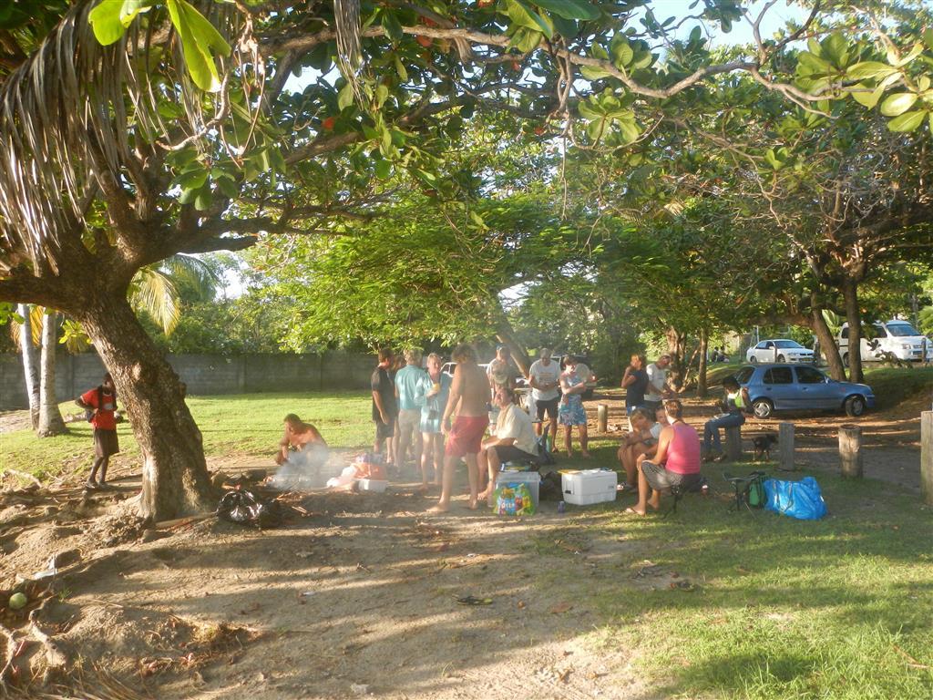 Wir grillen mal wieder am Strand.