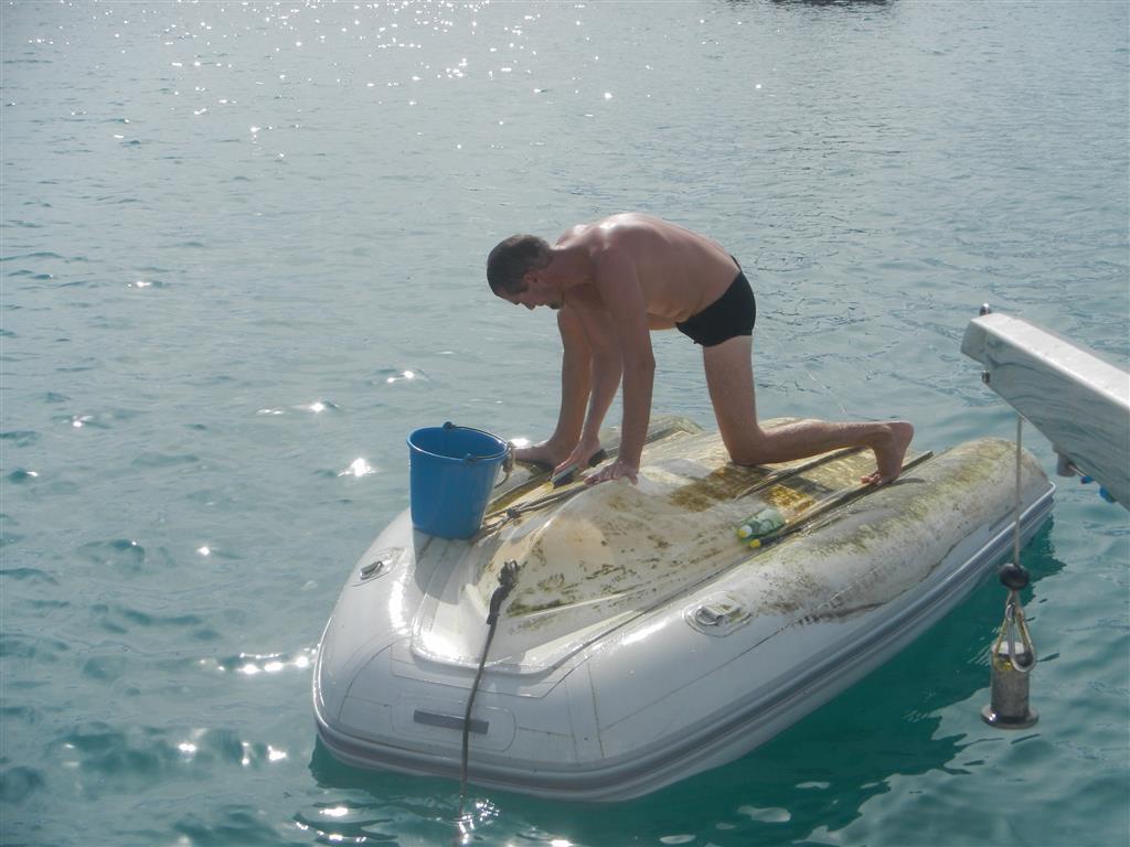 Dank dem festen Boden kann man ganz auf dem Dingi stehen, um es sauber zu schrubbben.