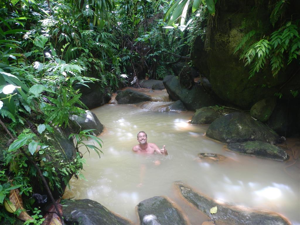 Baden in den heißen Quellen mitten im Dschungel von Dominica.