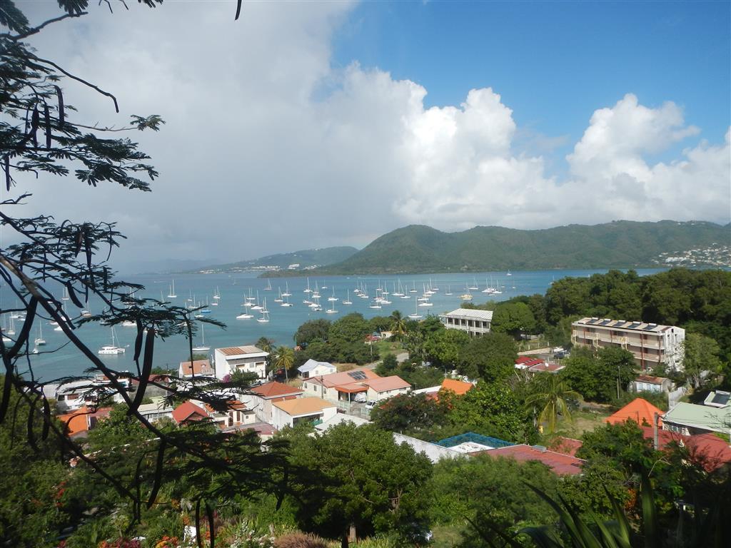 Wir erklimmen den Kreuzgang und haben einen schönen Blick über die Bucht von St. Anne.