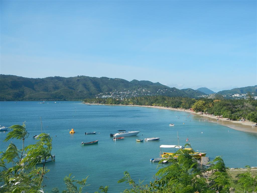 Blick auf den Strand von St. Anne. Am Ende befindet sich der Club Med.