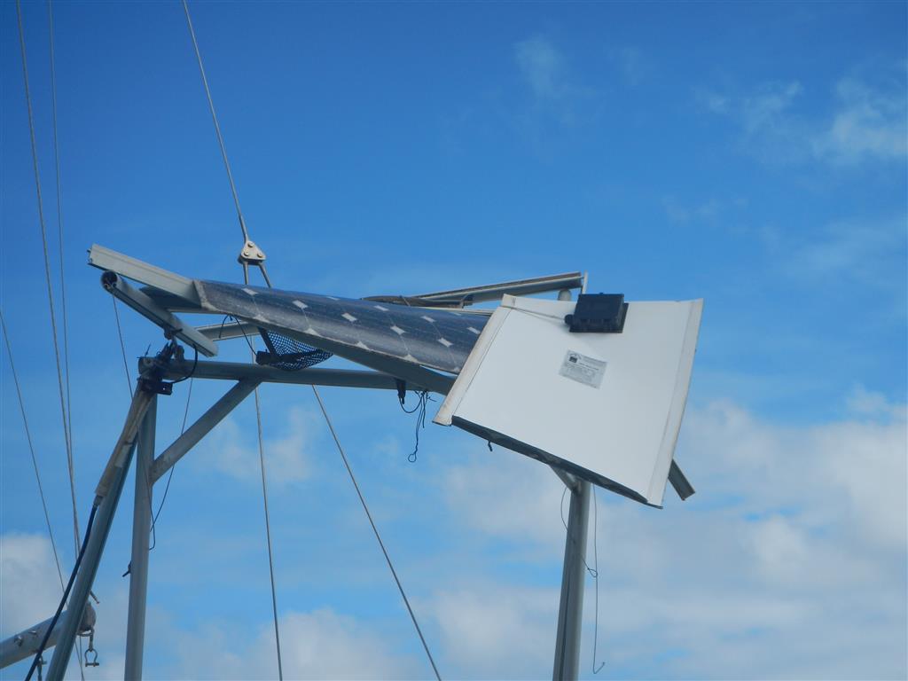 Vom Wind zerlegte Solarpanels