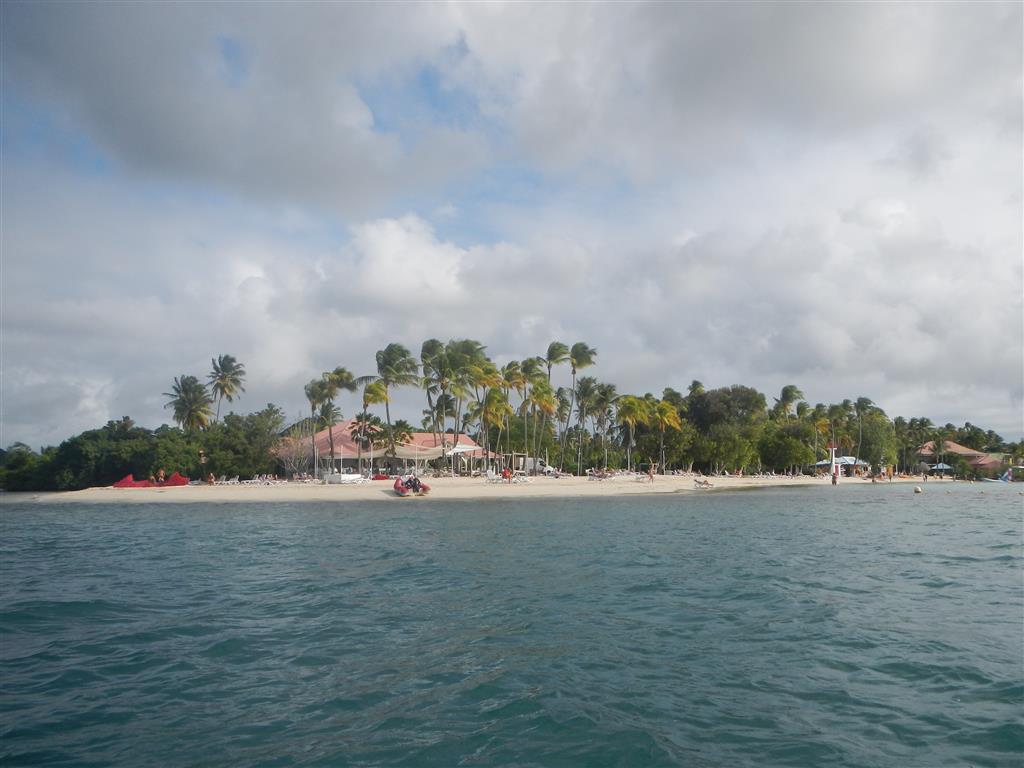 Mit dem Dingi fahren wir zum Einkaufen nach Le Marin und kommen dabei am Club Med vorbei