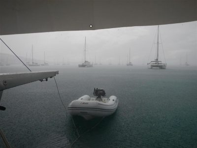 Es regnet ordentlich. Freut uns, so können wir in kurzer Zeit unsere Tanks wieder auffüllen und brauchen uns nicht nach Le Marin zum Wasser-Tanken verholen.